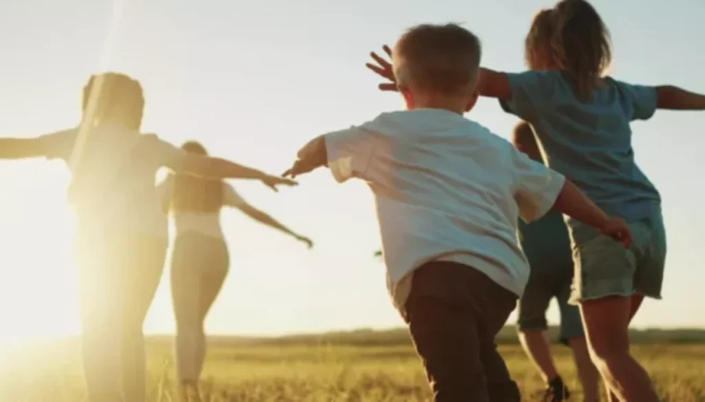 ICH_photo_children_running_202608_1280W.png
