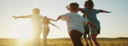 ICH_photo_children_running_202608_1280W.png
