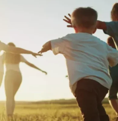 ICH_photo_children_running_202608_1280W.png