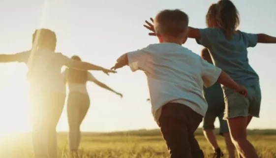 ICH_photo_children_running_202608_1280W.png