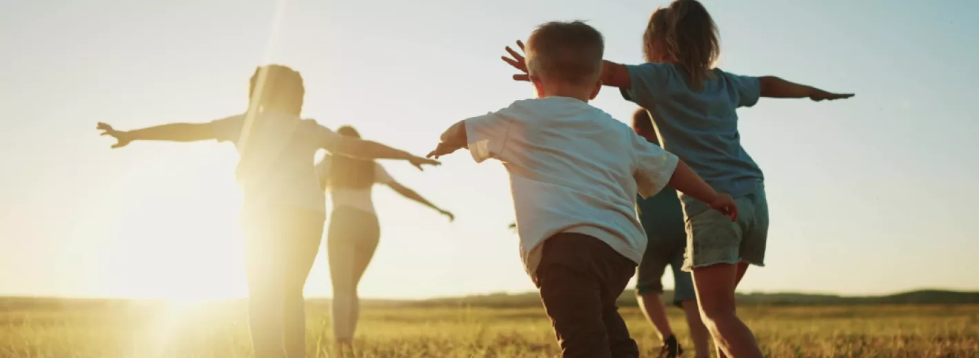 ICH_photo_children_running_202608_1280W.png